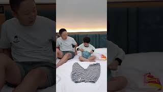 儿子穿衣服的方式#家有萌宝欢乐多#爸爸带娃