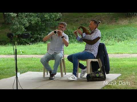 Mélodie du pays Montagne avec Hervé Irvoas (bombarde) et Cédric Moign (biniou) à Gourin en 2022