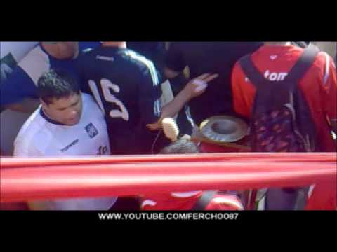 "Independiente - Huracan // Entra la gente, las trompetas, los bombos.." Barra: La Barra del Rojo • Club: Independiente