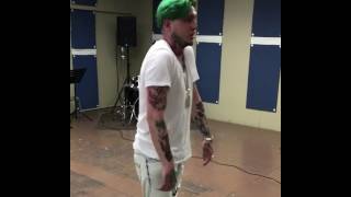 Lary over bailando la canción de  solos de Lary Over Y amenaza   (si te gustan los vídeo suscríbete)