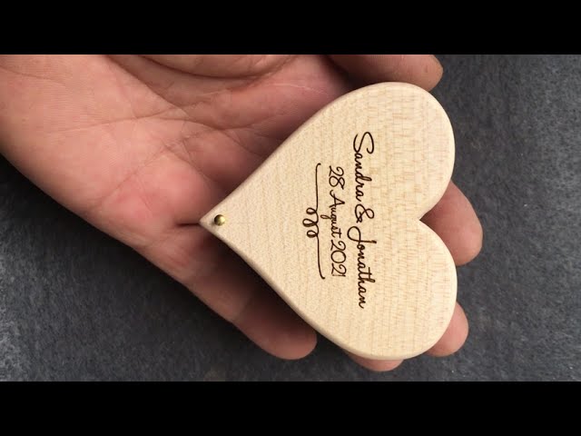 Vídeo relacionado con Genérico Porta Alianzas Personalizado para Bodas - Regalo Aniversario Pareja con Grabado de Nombre - Joyero de Anillos para Novios - Detalle Boda Original Madera