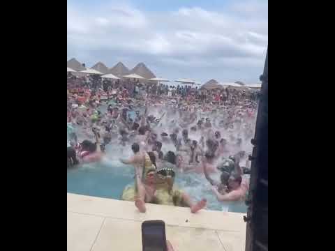 When you land in Ibiza and the tunes are already pumping 🔊