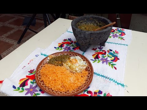 Huevos estrellados al comal con arroz y salsa de molcajete
