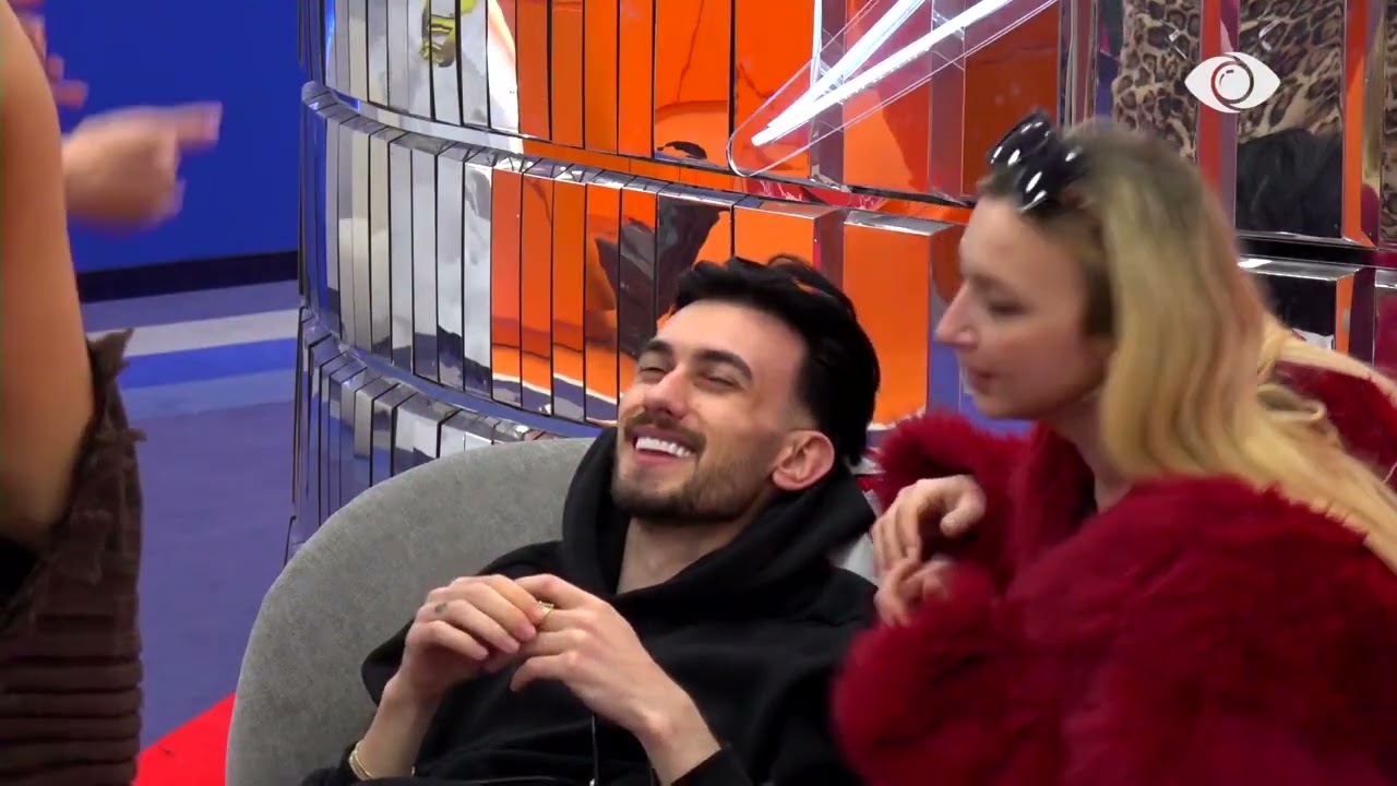 Tunde siç e tund Selina/ Kristi i këndon Selin teksa ajo kërcen