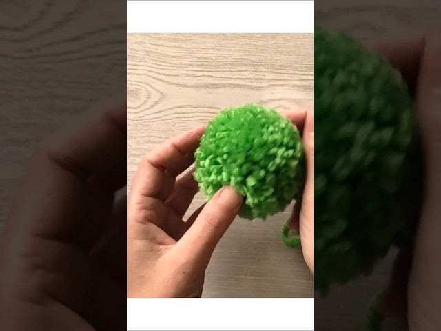 Vídeo relacionado con Legami - Juego de 8 gorras de fiesta con pompones y detalles brillantes, talla única, diámetro 4,2 cm