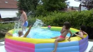 preview picture of video 'Scivolata in piscina'