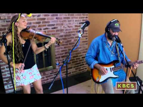 Otis Taylor & Anne Harris performing The Heart is a Muscle (Used for the Blues)