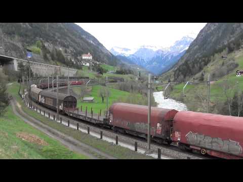 DOPPIA DB.185 CON CARRI MERCI SBUCA DALLA GALLERIA : WASSEN (CH) 25 - 4 - 2015.