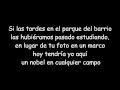 Auryn Sentado en un banco