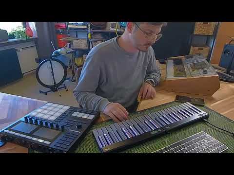 Maschine MK3 is still alive in 2025 - Beatmaking with Roli Piano and Arturia V Collection 11