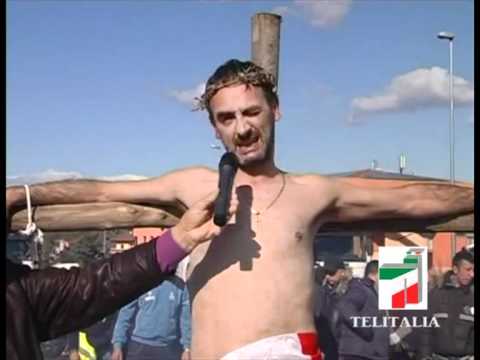 PROTESTA TIR MONTALTO COSENZA uomo crocifisso