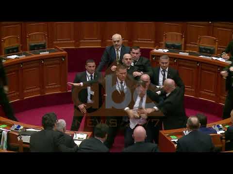 Haos u albanskom parlamentu: Pogledajte napad jajetom na premijera