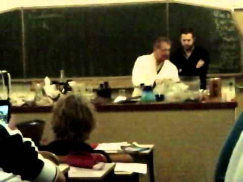 Tijl Beckand terug op oude school scheikunde