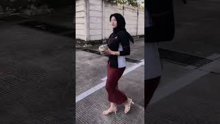 Download lagu Cantiknya cewek pakek rok span sempit mp3