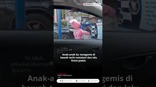 Download lagu Ibu Tinggalkan dua Anaknya Berkostum Badut untuk Mengemis mp3