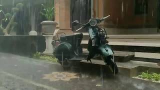 Download lagu Vespa. Hujan memberi kesejukan dan kehidupan mp3