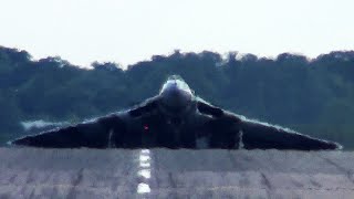 🇬🇧 Vulcan XH558 Bomber Lurks Over The Runway at Waddington Airshow 2011