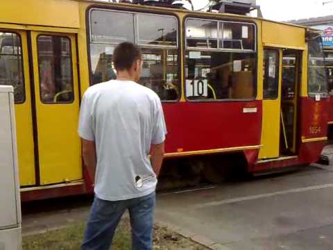Wypadek na rondzie ONZ. Tramwaj uderzył w autobus, www.mmwarszawa.pl