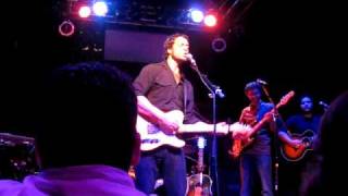 A short clip of Amos Lee singing &quot;Truth&quot;