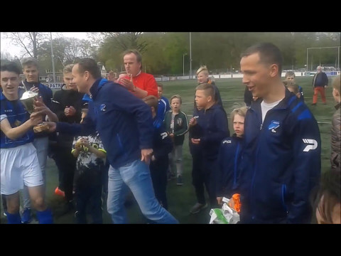 kampioenswedstrijd Vogido JO15 -1: opkomst spelers en bekeruitreiking.