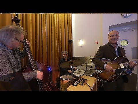 download lagu mp3 mp4 Martien Oster, download lagu Martien Oster gratis, unduh video klip Martien Oster