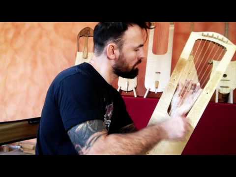 Strumming technique on Trossingen lyre - ©Ar Mor Benjamin Simao