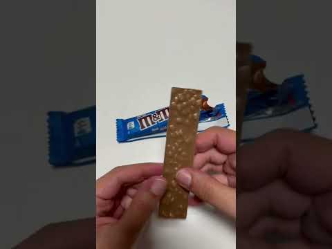 M&Ms CRISPY CHOCOLATE BAR CANDY SWEET SNACK CRUNCHY RICE TASTE TEST ASMR MUKBANG