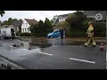 Auto ramt brandkraan, huizen zonder water
