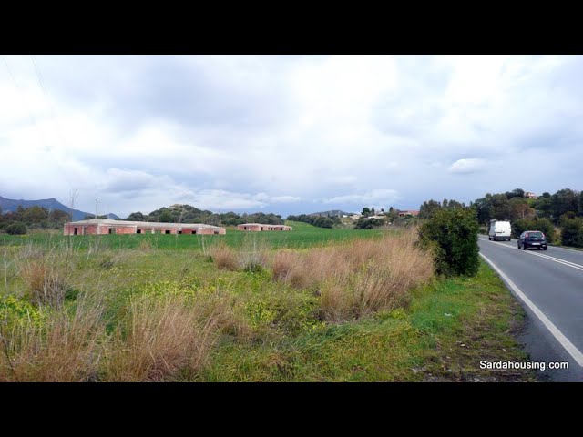 Terreno con fabbricati residenziali e agricoli a Pula