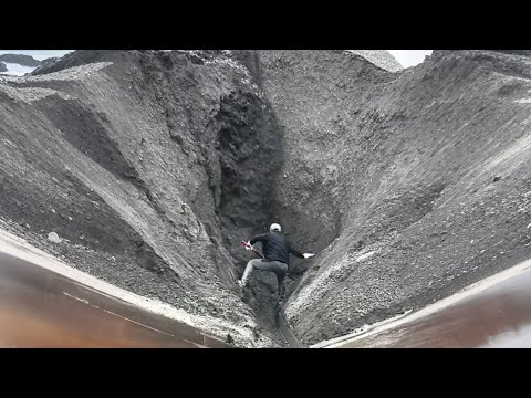 Barge is unloading 5000 tons of bauxite ore - the ore is down very fast - Vlog of work on the barge