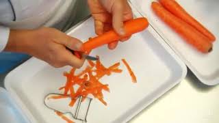 Eplucher des carottes