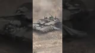 Download lagu Kendaraan Lapis Baja Cuplikan ledakan tank T-90M Angkatan Bersenjata Rusia di ranjau anti-tank mp3