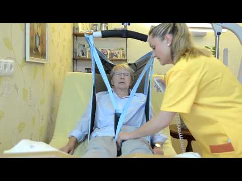 Prolift A222- Einstatz im Alltag- Heben in den Rollstuhl mit dem Flex-Support-Sling