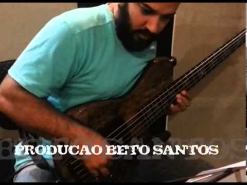 Carlinhos Noronha gravando solo de Bass com o Produtor Beto Santos