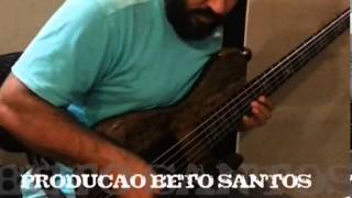 Carlinhos Noronha gravando solo de Bass com o Produtor Beto Santos