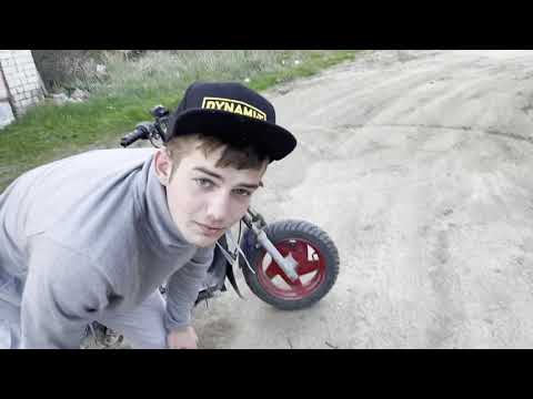 Jaudīgs rollers ! Un Mercedes Benz dūmo .