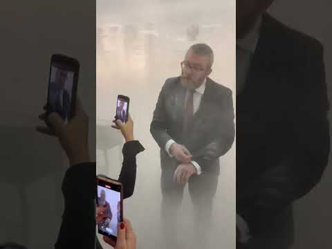 Grzegorz Braun odpala gaśnicę w sejmie