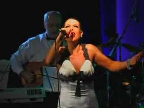 Aurela Gace: Falma At Buzeqeshje