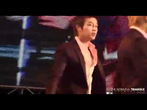 Dooseob moment (Doojoong helps Yoseob by exchanging their mic...)