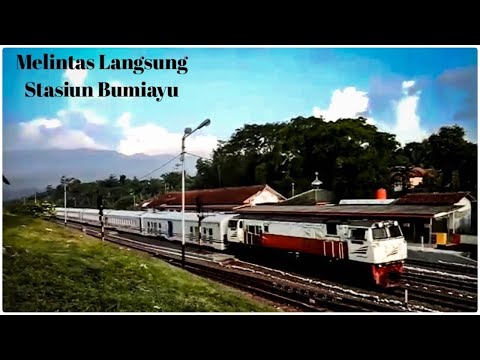 Kereta Api Purwojaya Melintas Langsung Stasiun Bumiayu