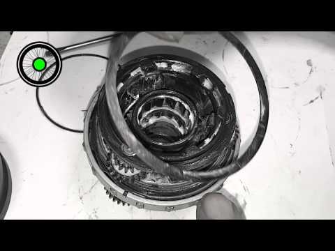 8 speed Shimano. Remove and install the overrunning clutch 01