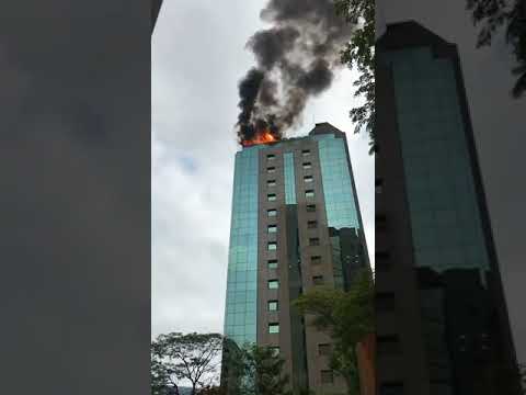 Incêndio de grandes proporções atinge prédio em bairro nobre de SP