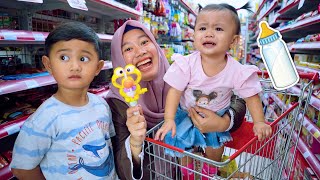 Download lagu AZAM'S MOM IS LEFT WITH A BABY GIRL 👶 SHOPPING FOR BABY SNACKS mp3