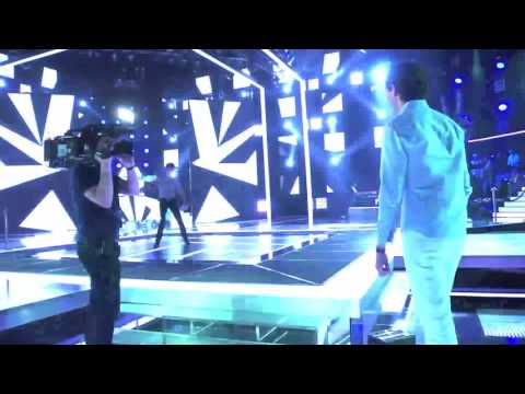 MIKA @ VOICE - COACHING AND SWINGING (Funny moment)