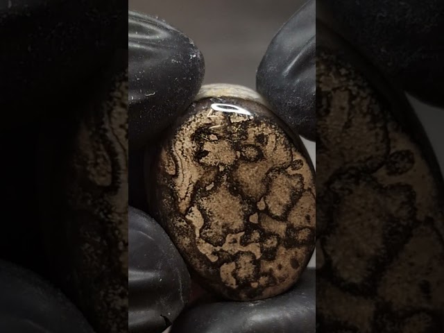 حجر عقيق بافوري طبيعي