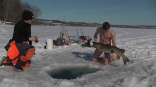 Смотреть онлайн Прикольный случай на зимней рыбалке: рыбак морж