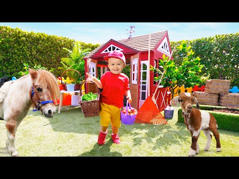 Oliver e il Papà danno da mangiare agli animali della fattoria