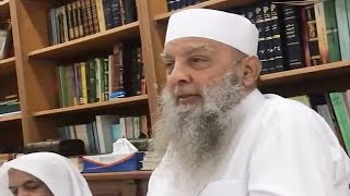 صورة مدة ما يقضيه الشيخ الحويني يوميًا على الكتب رغم متاعبه الصحية