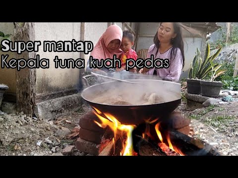 Cabeça de atum com molho picante | cozinhamos com lenha | Comida de aldeia na Indonésia