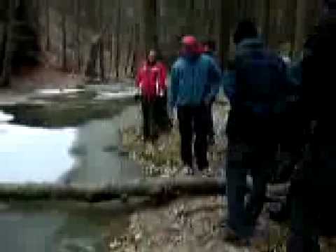 Marki silvestr - přechod přes rozbouřenou řeku